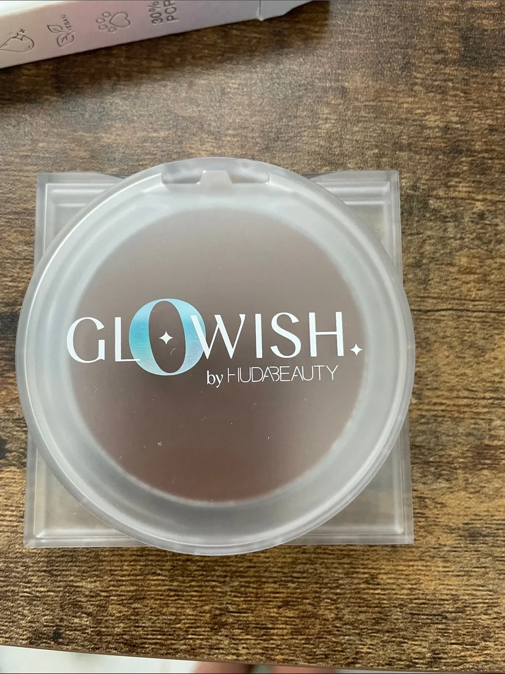 HUDA BEAUTY Glowish Luminous Pressed Powder - White